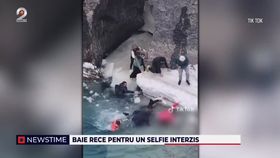 Baie rece pentru un selfie interzis